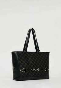 Borsa tote nera con tessuto strutturato a motivo geometrico, dettagli in pelle, doppio manico e chiusura decorativa in metallo.