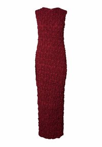 Burgunderfarget ermeløs kjole med teksturerte blomsterdetaljer, figurettet silhuett og knelengde hem, laget av mykt stoff.