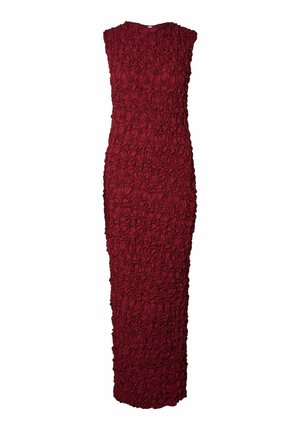 Bordowa sukienka bez rękawów z teksturowanymi kwiatowymi zdobieniami, dopasowaną sylwetką i długością do kolan, wykonana z miękkiego materiału.