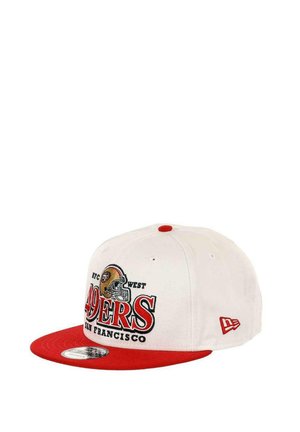 Weißes Baseballcap mit rotem Schirm, mit gesticktem "49ERS"-Logo, Teamnamen und Helmdesign. Strukturiert, verstellbarer Rücken.