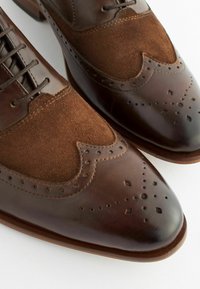 Next OXFORD WING BROGUE - Elegantní šněrovací boty - brown