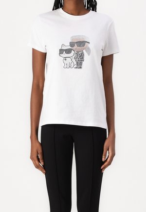 Weißes T-Shirt mit einem Strassstein-Design eines Mannes und einer Katze, beide mit schwarzen Sonnenbrillen auf der Vorderseite.