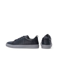 Ciemnoniebieskie sneakersy z teksturowanym, tkanym wzorem po boku, szaro-rubberową podeszwą i czarnymi sznurowadłami. Posiadają pętlę ułatwiającą zakładanie.