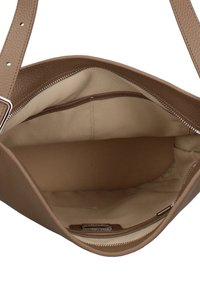 Borsa a tracolla in pelle color cuoio con una texture liscia, rivestimento interno beige e tasca con cerniera. Comprende una tracolla regolabile singola.