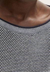 Marineblauer und weißer Pullover mit einem strukturierten Strickdesign, runder Ausschnitt und kontrastierenden Abschlüssen. Glattes, eng anliegendes Material.