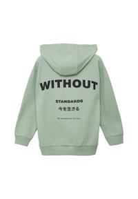 Mintgroene hoodie met een voorste kangoeroezak, capuchon en vetgedrukte zwarte tekst op de achterkant, inclusief Japanse karakters en een slogan.
