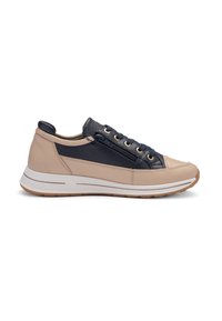 Sneakers in pelle beige e blu navy con pannello texturizzato, occhielli dorati e suola intermedia bianca. Dotate di una cerniera laterale per un facile accesso.