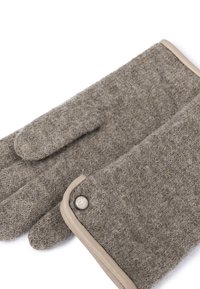 Een paar bruine wollen handschoenen met beige leren afwerking en een kleine ronde knop op één handschoen, getoond op een witte achtergrond.