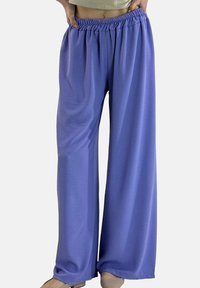 Lichtpaarse broek met wijde pijpen, gemaakt van een textuurrijke stof met een elastische tailleband. Soepele stof, losse pasvorm, geschikt voor casual kleding.