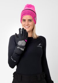 Strik en lyserød beanie med pom-pom; sort baselayer; grå og sorte handsker med lyserøde detaljer, der har justerbare stropper for pasform.