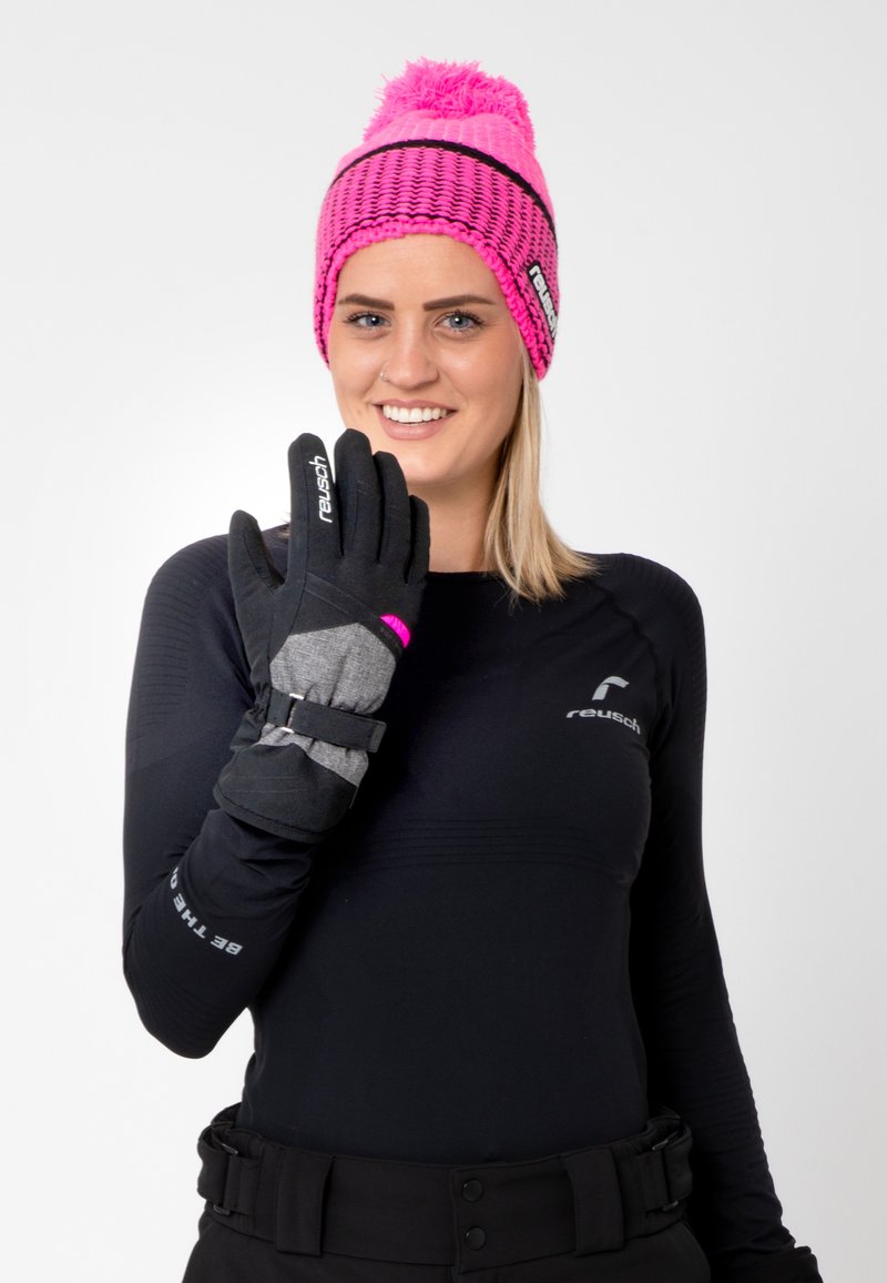 Strik en lyserød beanie med pom-pom; sort baselayer; grå og sorte handsker med lyserøde detaljer, der har justerbare stropper for pasform.