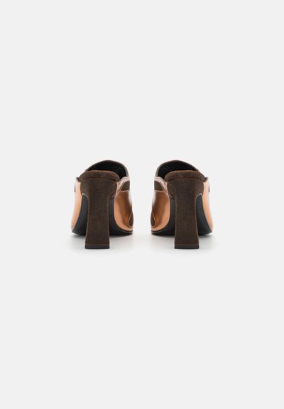 Chaussures à talons hauts en cuivre et brun avec une finition satinée lisse, un bout arrondi et un talon texturé, présentant un design contourné.