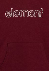 Felpa color bordeaux con logo "element" ricamato in bianco. Presenta una tasca a canguro e un tessuto morbido e texture.