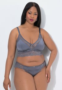 Set di bralette e mutandine in pizzo grigio con morbido tessuto, dettagli in pizzo floreale, spalline regolabili e design scallop.