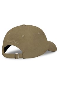 Khaki színű baseball sapka állítható pánttal. A hátsó részén hímzett márkanevével, ívelt napellenzővel és szellőző lyukakkal rendelkezik.