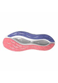 Semelle d'une chaussure de course présentant un design en caoutchouc rose et violet avec des rainures pour l'adhérence et un intercalaire argenté lisse pour le soutien.