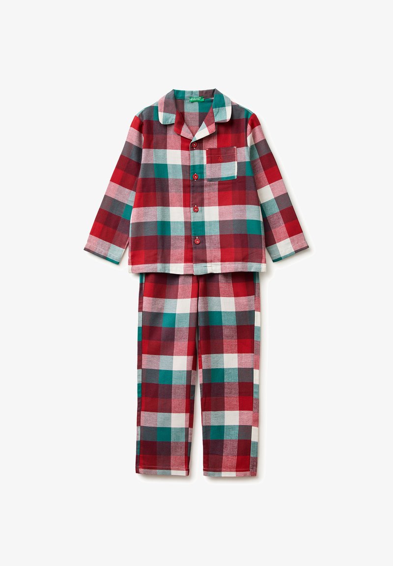 Conjunto de pijama de franela de cuadros rojos y verdes, que incluye una camiseta de manga larga con bolsillo, cierre de botones y pantalones a juego con cinturilla elástica.