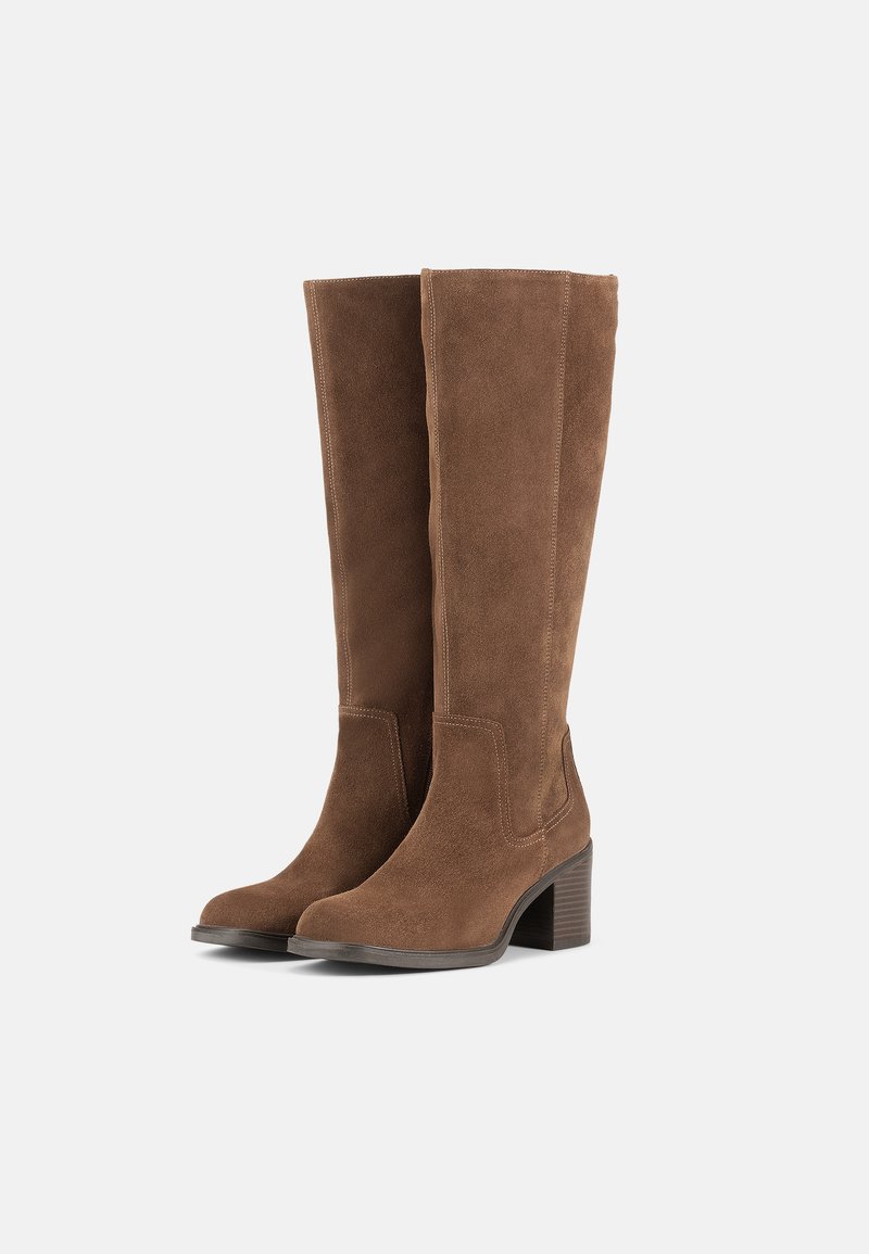Brune ruskind knæhøje støvler med blokhæl, der har tonet syninger og en glat overflade. Elegant design med rund tå.
