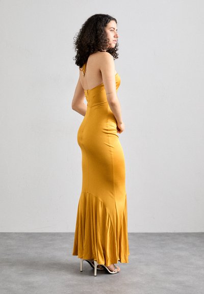 Robe de soirée en satin jaune avec une corsage ajusté et une jupette évasée. Bretelles ajustables, texture lisse et ourlet fluide.