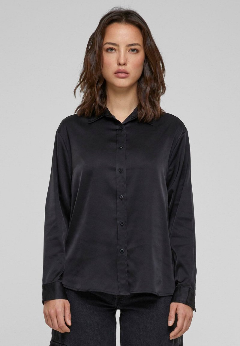 Zwarte long sleeve shirt van een gladde, glanzende stof met een knoopsluiting aan de voorkant, een verspreide kraag en accentueringen op de manchetten. Minimalistisch ontwerp.