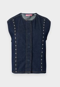 Džínsová vesta s okrúhlym výstrihom, bezrukávový strih, tmavomodrá farba, viditeľné švy a dekoratívne strieborné gombíky pozdĺž prednej časti.