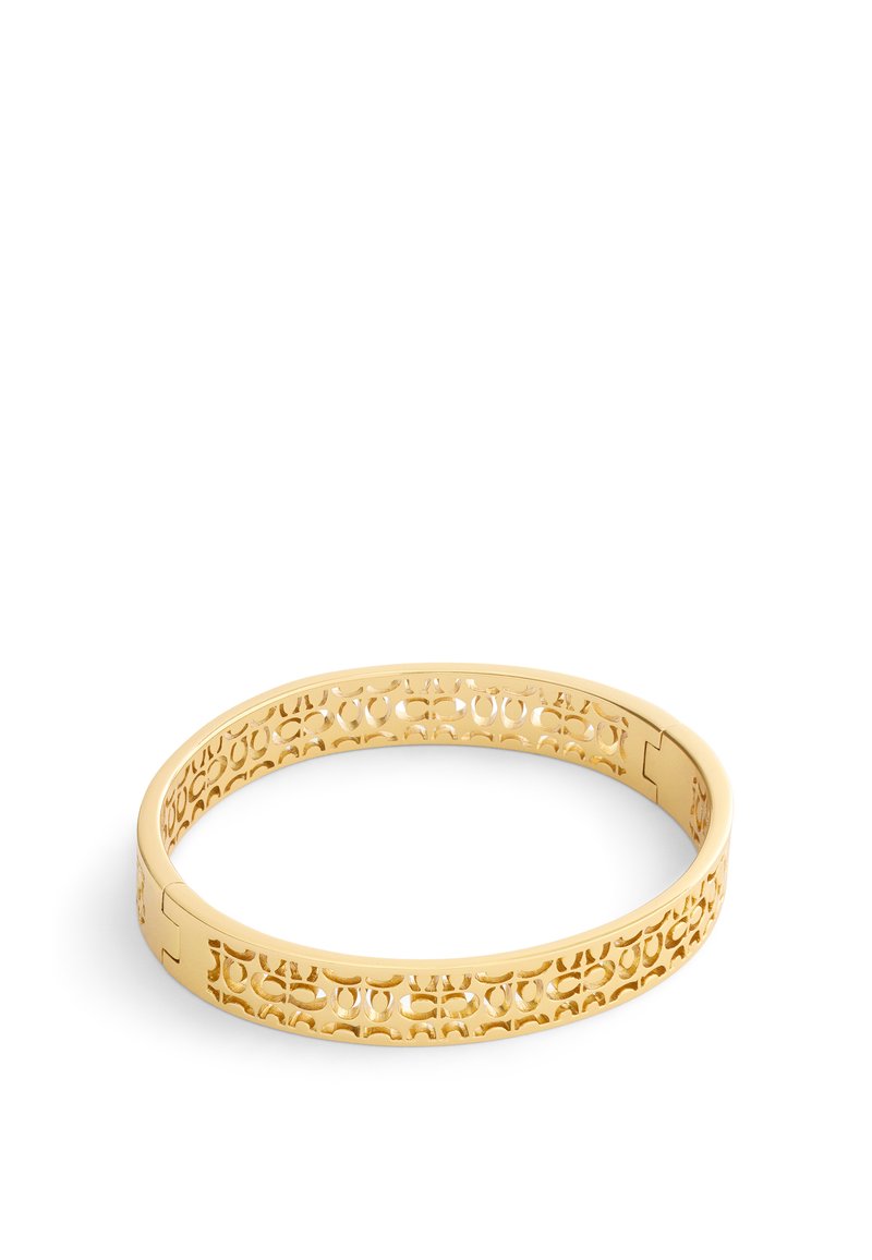 Brazalete de oro con patrones recortados intrincados, bordes suaves y un acabado pulido. Diseño abierto con cierre de bisagra.