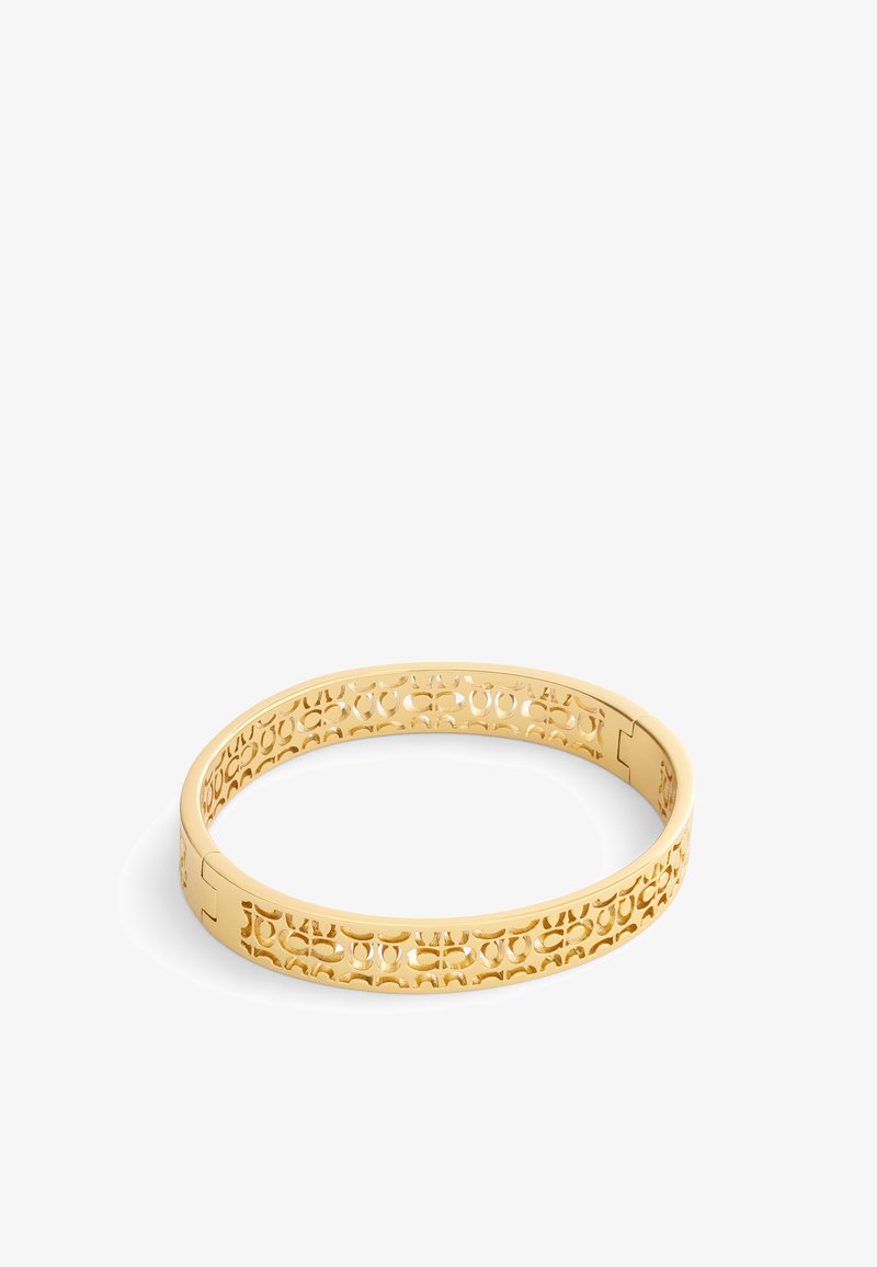 Brazalete de oro con patrones recortados intrincados, bordes suaves y un acabado pulido. Diseño abierto con cierre de bisagra.