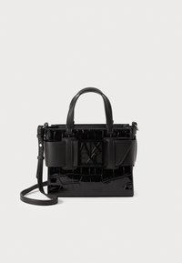 Borsa nera con una finitura lucida effetto coccodrillo, dotata di manici corti, una tracolla removibile e un logo prominente su un accento in pelle.