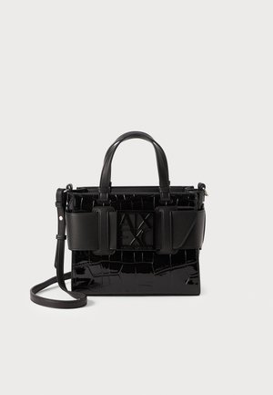 Zwarte handtas met een glanzende krokodillenstructuur, voorzien van korte handvatten, een afneembare schouderband en een prominent logo op een leren accent.
