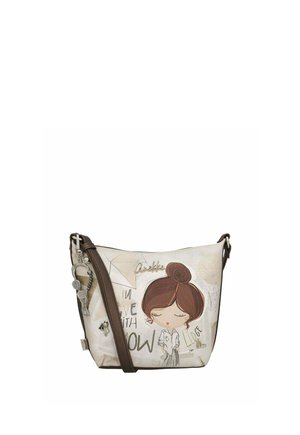 Piccola borsa a tracolla color crema con tracolla marrone, con una ragazza dei cartoni animati con capelli castani e testo e forme astratte sul davanti.