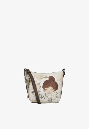 Piccola borsa a tracolla color crema con tracolla marrone, con una ragazza dei cartoni animati con capelli castani e testo e forme astratte sul davanti.