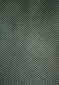 Texturerad tyg med diagonalt ribbmönster i mörkgröna nyanser. Materialet ser hållbart ut med en något glansig yta.