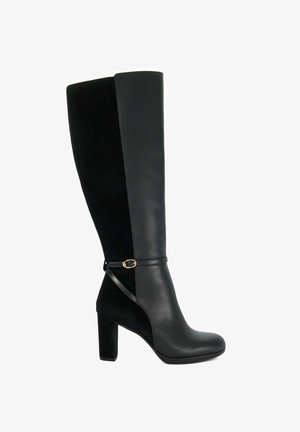 Kniehoge zwarte laarzen van een mix van glad leer en suede, met een blokhak en een decoratieve riem met een goudkleurige accent.