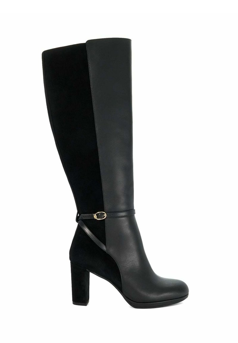 Kniehoge zwarte laarzen van een mix van glad leer en suede, met een blokhak en een decoratieve riem met een goudkleurige accent.