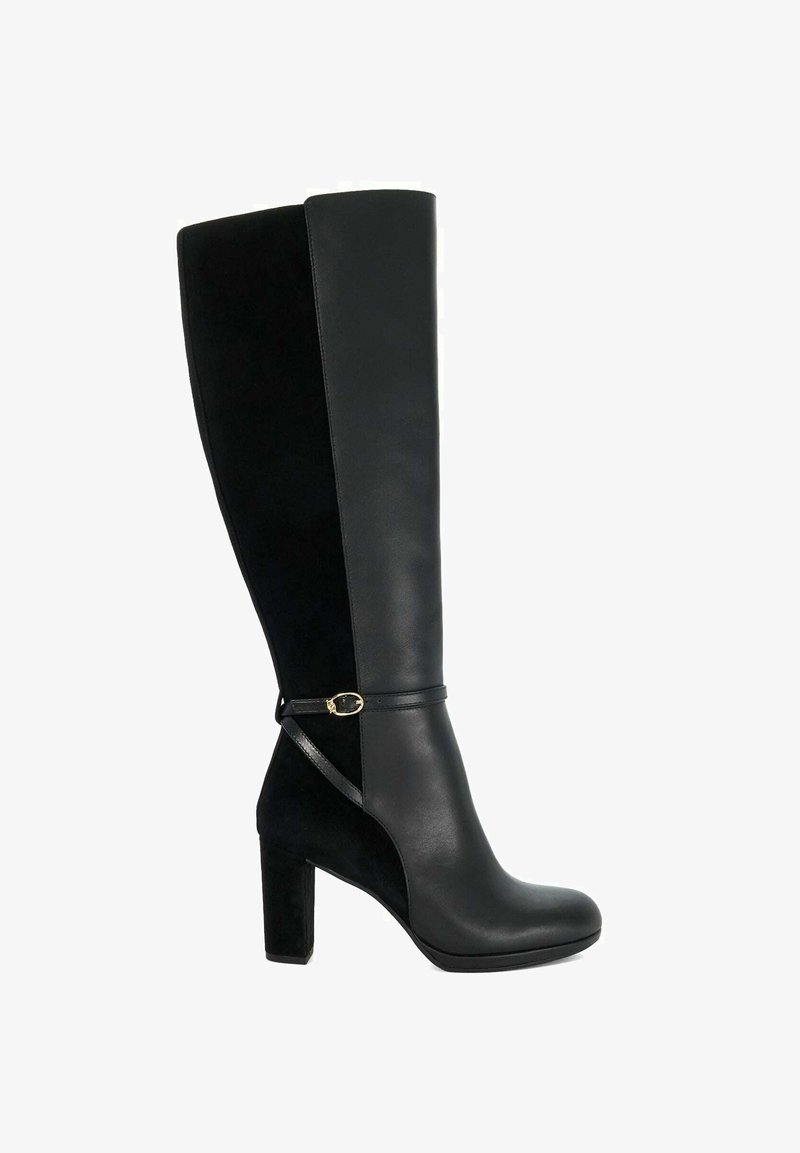 Bottes noires montantes en cuir lisse et en daim, avec un talon carré et une sangle décorative avec un accent doré.