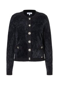 Schwarze, flauschige Strickjacke mit langen Ärmeln, rundem Ausschnitt, silbernen Knöpfen vorne und zwei geknöpften Klappentaschen.
