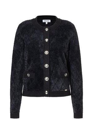 Cardigan noir en peluche avec de longues manches, un col rond, des boutons argentés à l'avant et deux poches à rabat boutonnées.