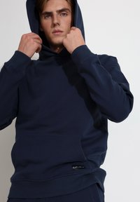 Carlheim UNIVERSAL NOEL COMFORT - Džemperis ar kapuci - navy