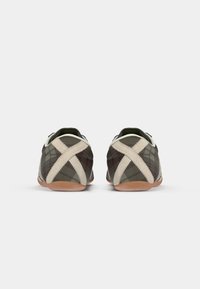 Scarpe con motivo marrone e verde, con una consistenza morbida, presentano un design a fascia incrociata beige, suole in gomma e schienale stondato.