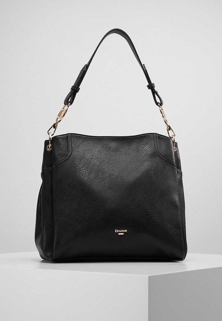 Borsa a mano in pelle nera con finitura testurizzata, manico superiore e dettagli in metallo color oro. Presenta una forma strutturata e il logo del marchio inciso sul davanti.