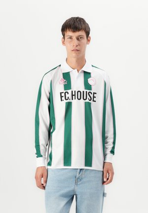 Polo à manches longues avec des rayures verticales vertes et blanches, doté d'un col, d'accents roses et du texte "F.C.HOUSE" affiché en évidence.