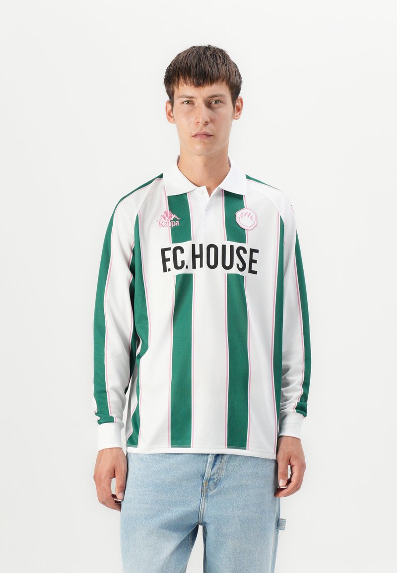 Pitkähihaista polo-neuletta, jossa on vihreitä ja valkoisia pystysuoria raitoja, kaulus, vaaleanpunaisia yksityiskohtia ja "F.C.HOUSE"-teksti näkyvästi esillä.