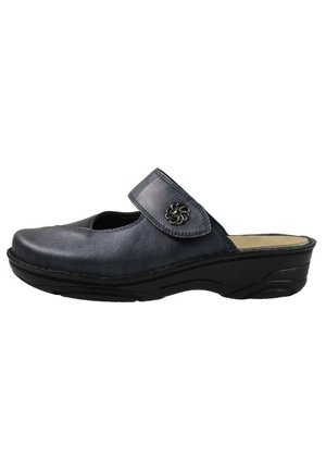 Blaue Leder-Slipper mit runder Zehenpartie und verstellbarem Riemen. Verfügt über eine schwarze, klobige Sohle und ein dekoratives Metallelement am Riemen.