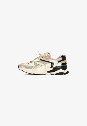Sneaker in finta pelle nera con dettagli metallici dorati, tomaia testurizzata, suola leggera e accenti crema. Include lacci e colletto imbottito.