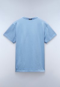 Světle modré bavlněné tričko s krátkými rukávy, kulatým výstřihem a hladkou texturou. Design je jednoduchý, bez vzorů nebo akcentů.