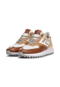 Braune und cremfarbene Sportschuhe mit glattem Leder und Mesh-Einsätzen, runden Schnürsenkeln, einer dicken weißen Sohle und einer strukturierten Gummisohle.