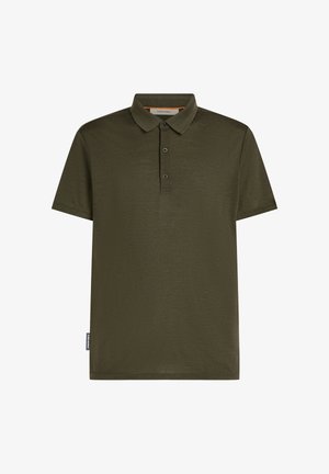 Herren-Poloshirt mit kurzen Ärmeln in olivgrün, mit Kragen, drei Knöpfen und kleinem Seitenschild auf weißem Hintergrund.