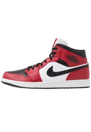 Hoher Nike Air Jordan Sneaker in Rot, Weiß und Schwarz mit schwarzen Schnürsenkeln und sichtbarem Air Jordan-Logo an der Seite.