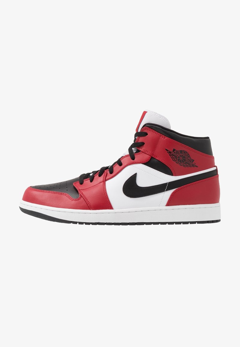 Baskets montantes Nike Air Jordan en rouge, blanc et noir avec des lacets noirs et un logo Air Jordan visible sur le côté.