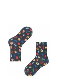 Multifarbene Socken mit aufgedrucktem Alphabet auf einem dunkelgrauen Hintergrund, in knöchelhöhe, mit weicher Textur und einem schwarzen Etikett nahe der Zehen.